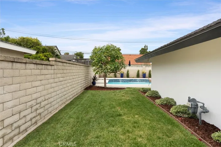 2904 Club House Road, Costa Mesa, California 92626