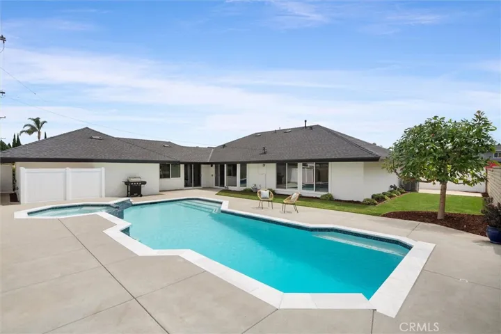 2904 Club House Road, Costa Mesa, California 92626