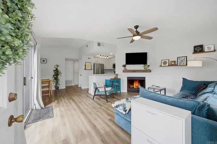 5064 Via Manos F, Oceanside, California 92057