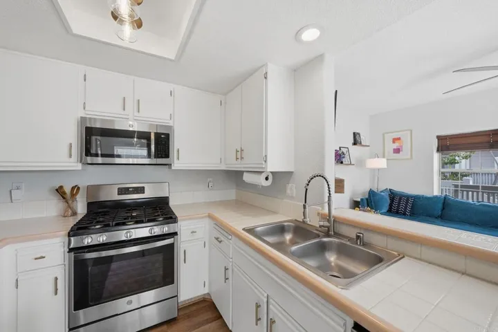 5064 Via Manos F, Oceanside, California 92057