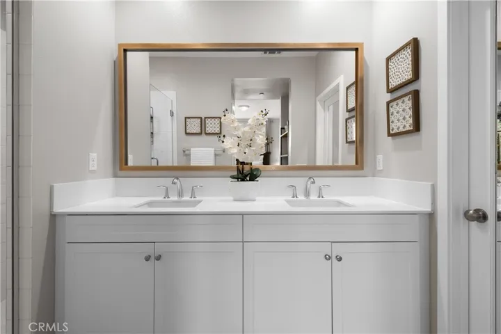 Double sink in primary bathroom