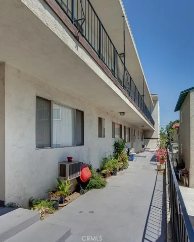 1052 Elm Avenue, Glendale, California 91201