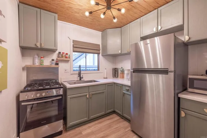271 Leonard Ln, Sugarloaf, California 92386