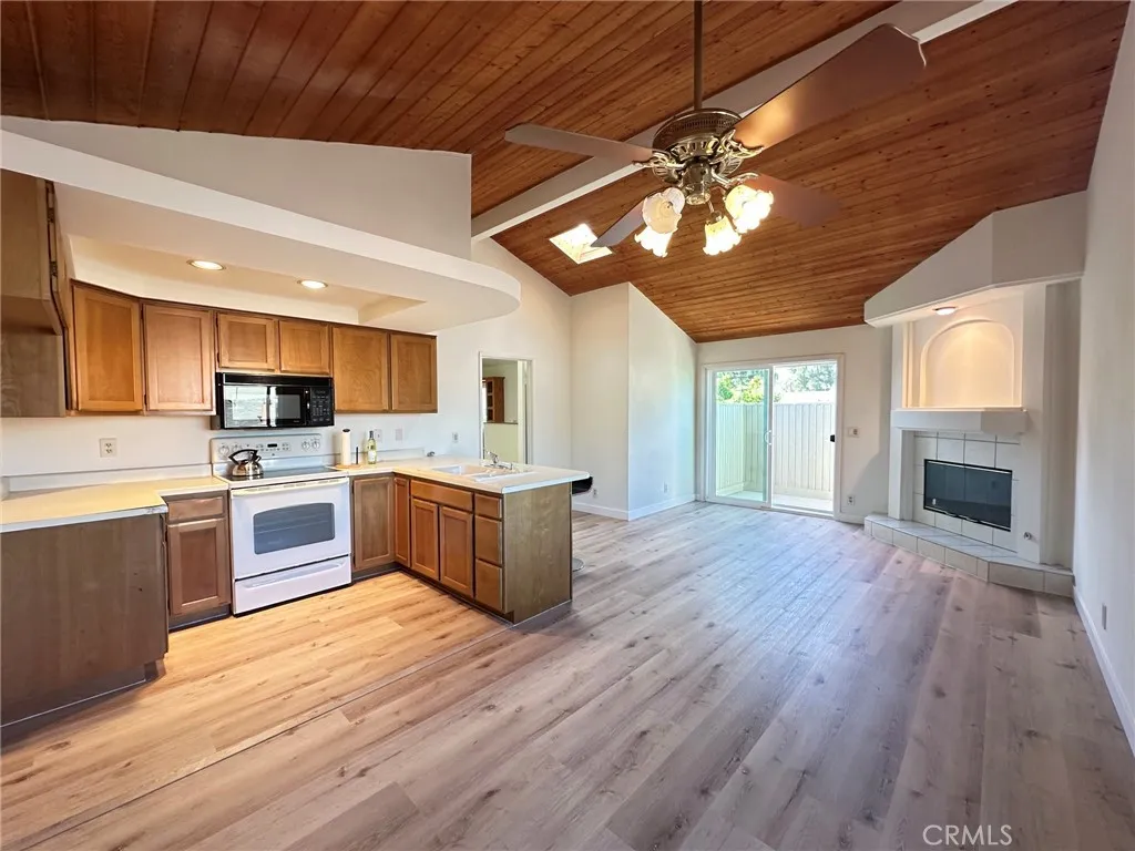 upstairs 2nd kitchen (wet bar), Fireplace, dining area