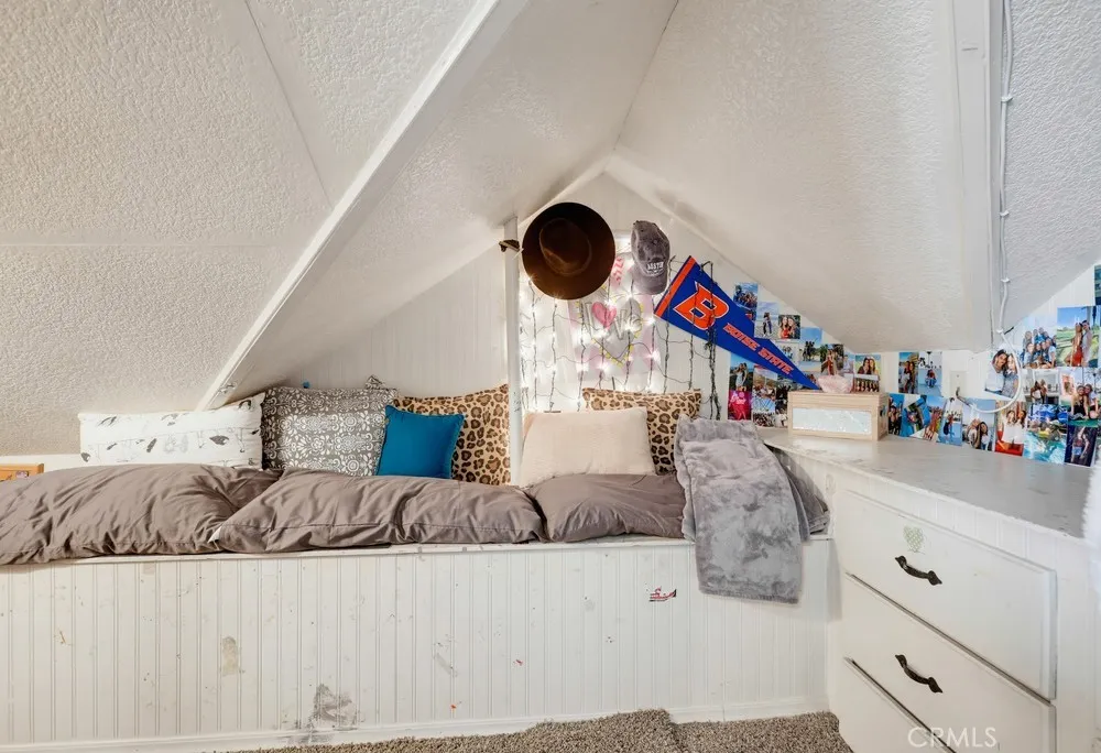Extra nook area in upstairs bedroom kid friendly