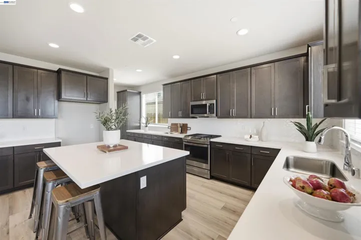 200 De Bord Dr, Tracy, California 95376