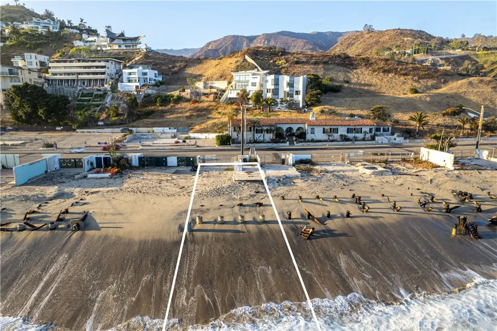 Direct sand frontage with sweeping Pacific Ocean views and exceptional coastal exposure.