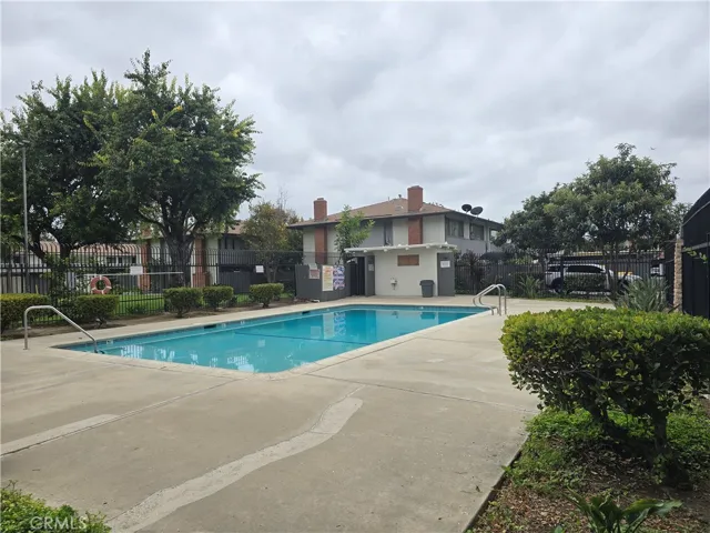 Hoa Pool!