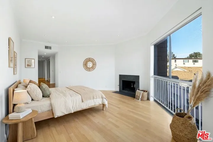 11628 Montana Avenue 206, Los Angeles, California 90049
