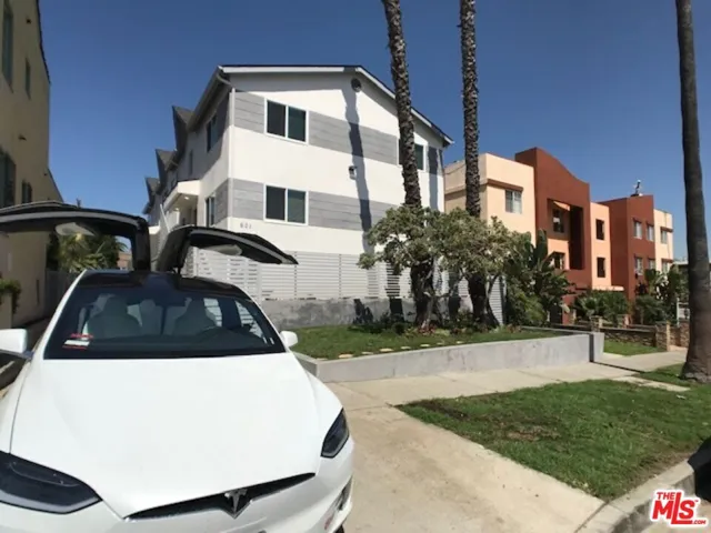 601 N Normandie Avenue 8, Los Angeles, California 90004