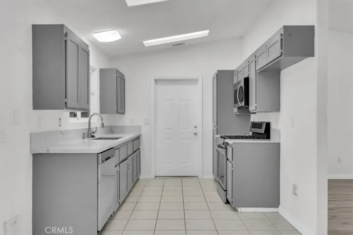11183 Merino Avenue, Apple Valley, California 92308