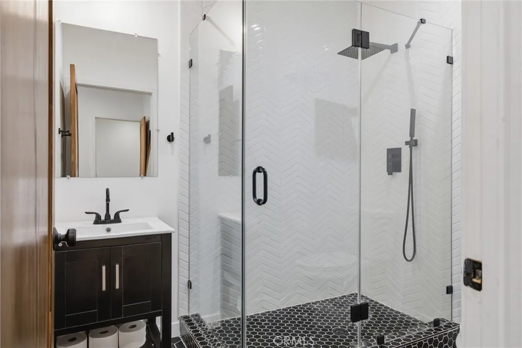 Ensuite Bath 1