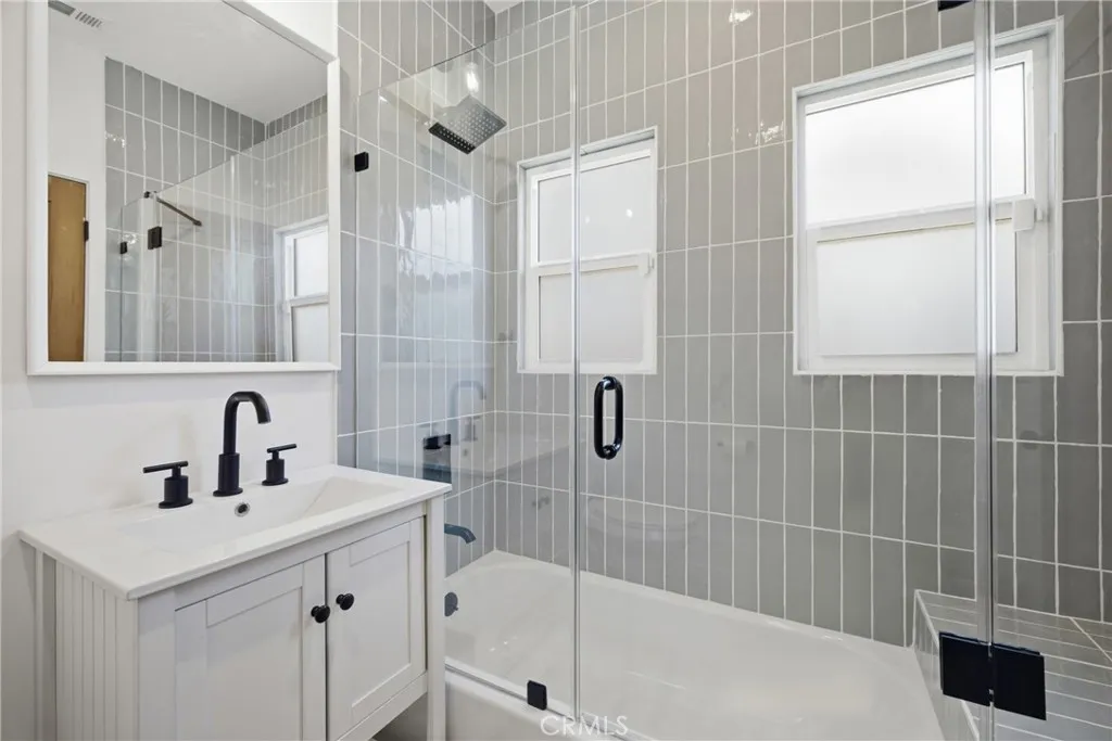 Ensuite Bath 2