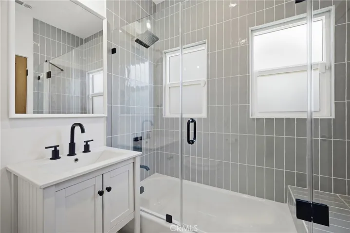 Ensuite Bath 2