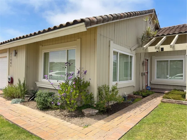 21081 White Horse Ln, Huntington Beach, California 92646