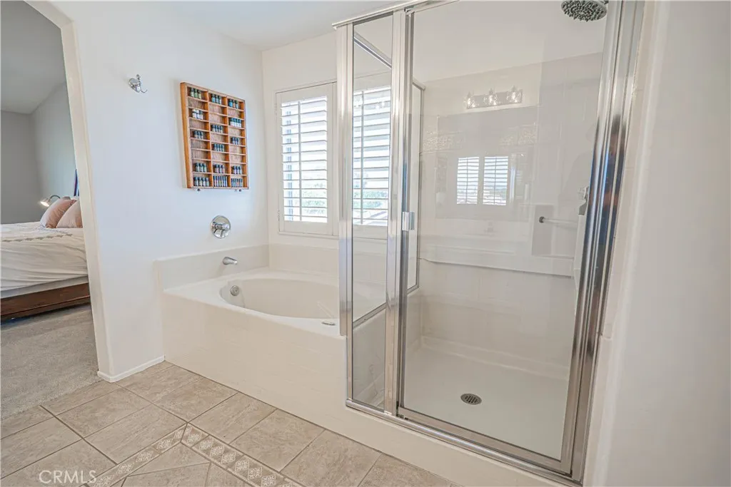 Separate Soaking Tub & Walk In Shower