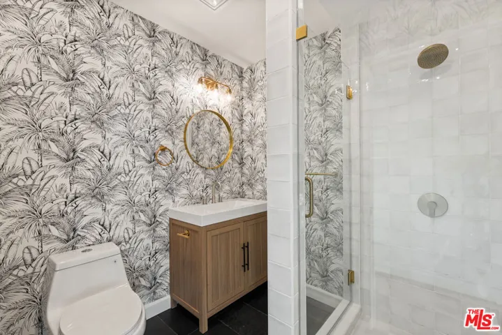 Guest Bathroom 4