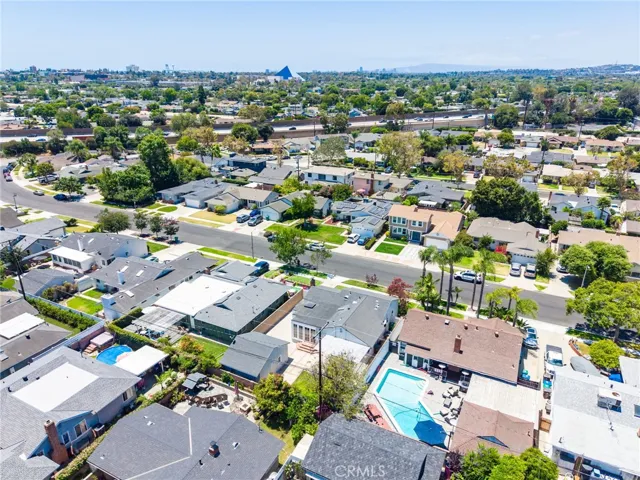 Great proximity to schools, shopping and restaurants!