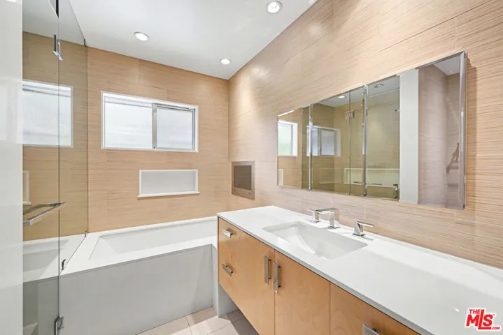 9512 Duxbury Lane, Los Angeles, California 90034