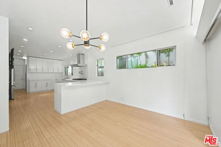 9512 Duxbury Lane, Los Angeles, California 90034