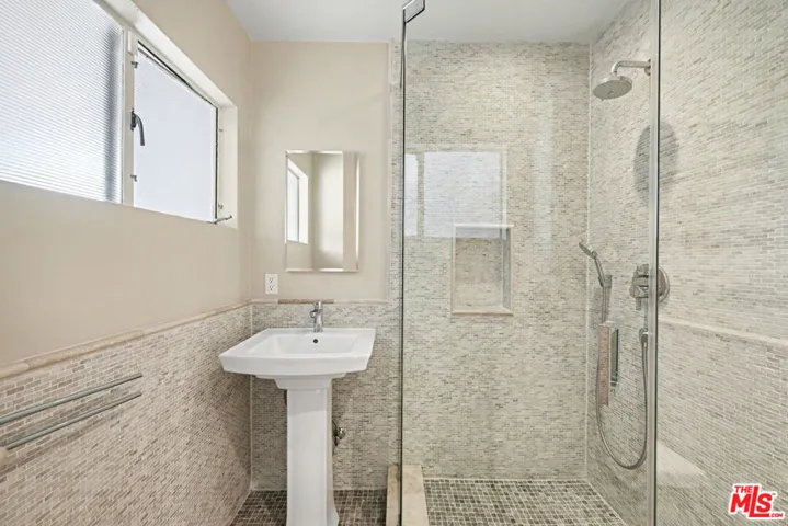 9512 Duxbury Lane, Los Angeles, California 90034