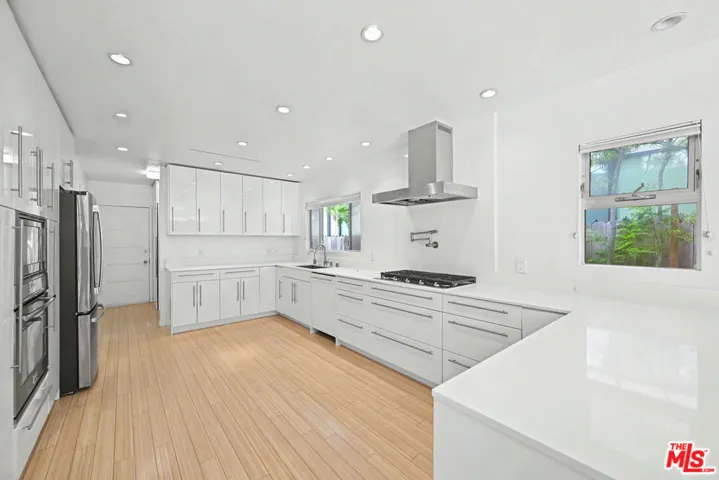 9512 Duxbury Lane, Los Angeles, California 90034