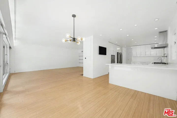 9512 Duxbury Lane, Los Angeles, California 90034