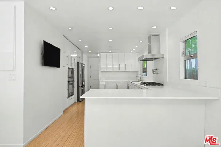9512 Duxbury Lane, Los Angeles, California 90034
