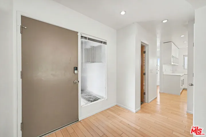 9512 Duxbury Lane, Los Angeles, California 90034