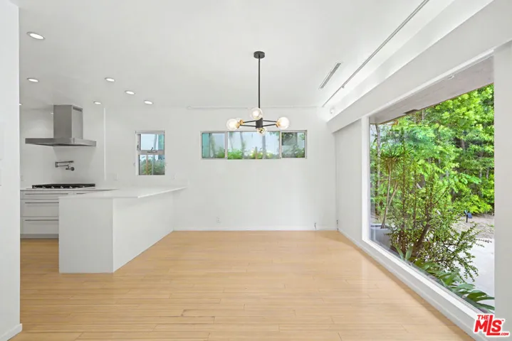 9512 Duxbury Lane, Los Angeles, California 90034