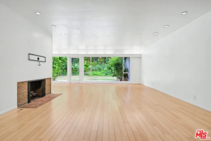 9512 Duxbury Lane, Los Angeles, California 90034