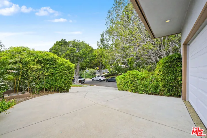 9512 Duxbury Lane, Los Angeles, California 90034