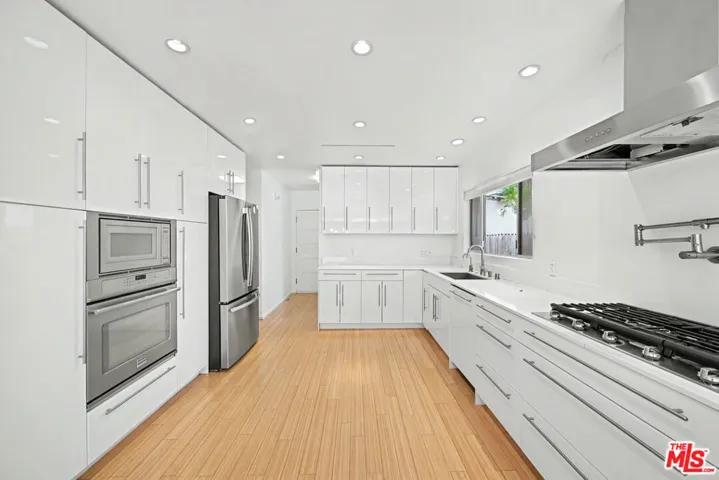 9512 Duxbury Lane, Los Angeles, California 90034