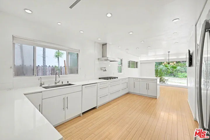 9512 Duxbury Lane, Los Angeles, California 90034