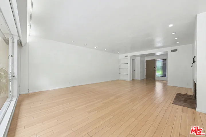 9512 Duxbury Lane, Los Angeles, California 90034