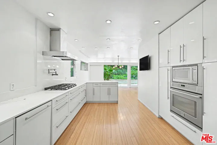 9512 Duxbury Lane, Los Angeles, California 90034