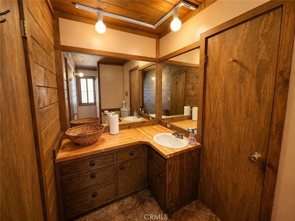 Middle bathroom