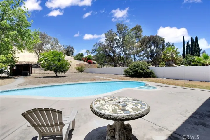 Pool (note no barrier, use caution when visiting)