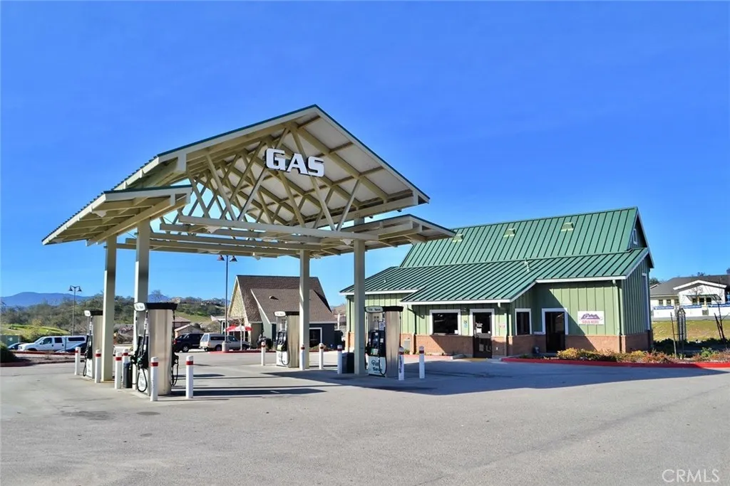 Gas Station & Carwash at the Oak Hill Shopping Center