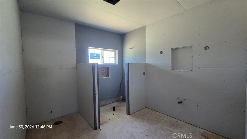 Bathroom w/roll-in shower