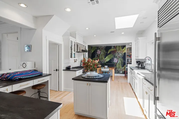 2802 2nd Street, Santa Monica, California 90405
