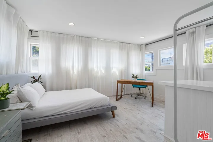 2802 2nd Street, Santa Monica, California 90405