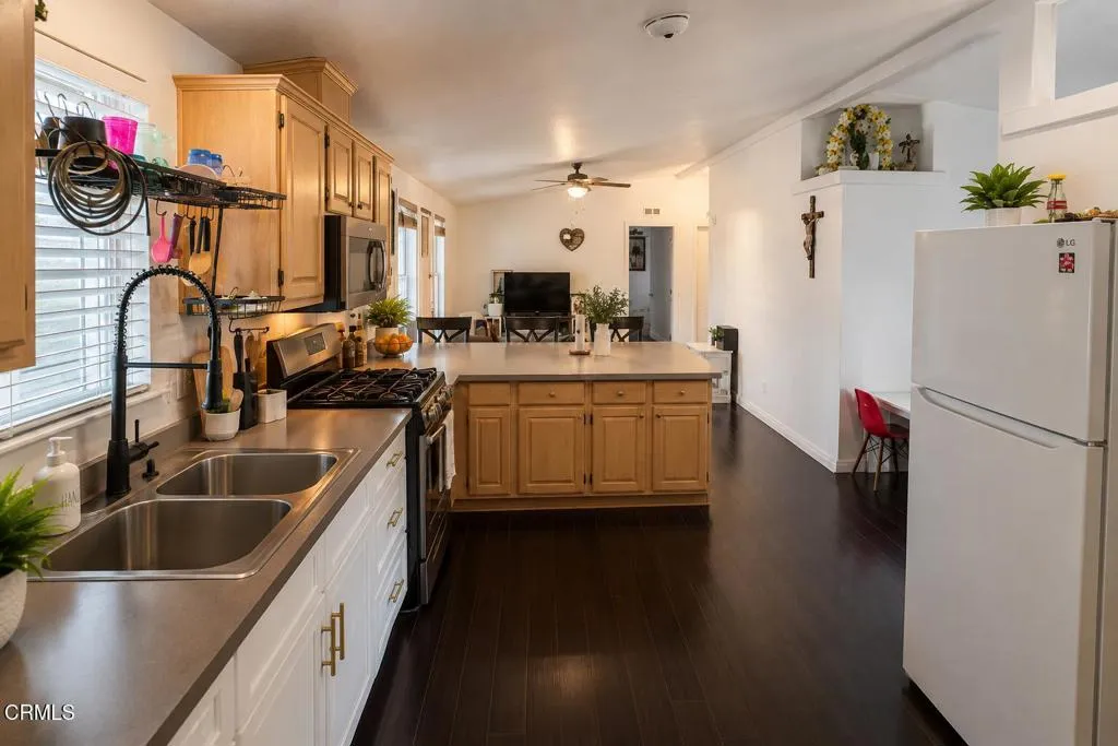 211 Calle De La Rosa 211, Camarillo, California 93012 — photo 4