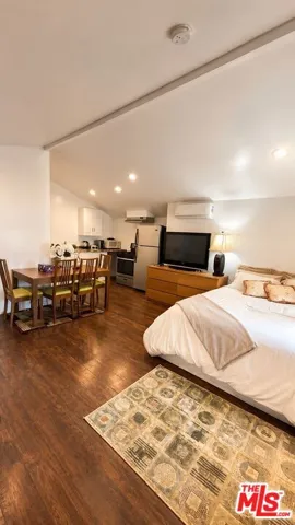 5240 Buffalo, Sherman Oaks, California 91401