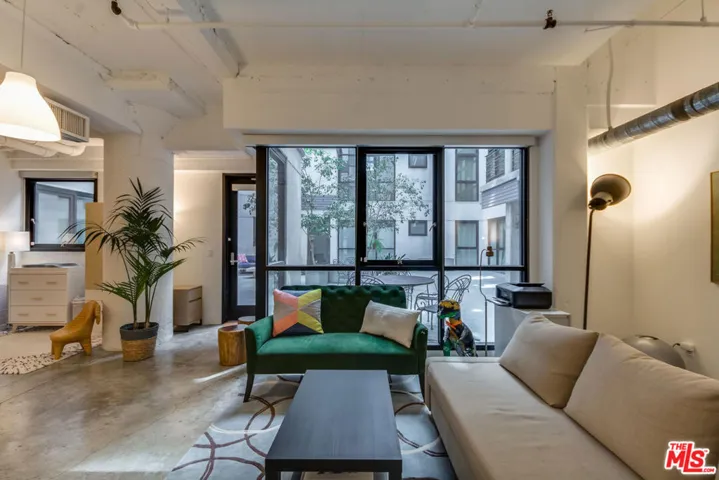 330 W 11th Street C03, Los Angeles, California 90015
