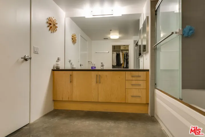 330 W 11th Street C03, Los Angeles, California 90015