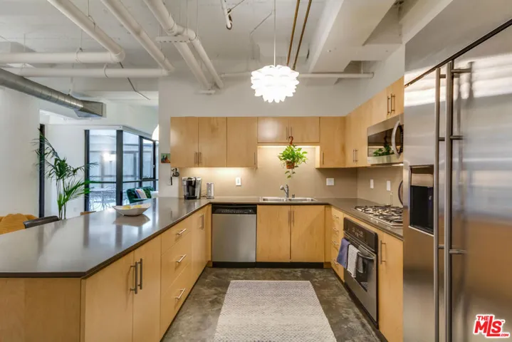 330 W 11th Street C03, Los Angeles, California 90015