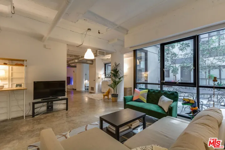330 W 11th Street C03, Los Angeles, California 90015