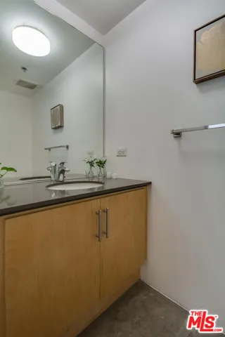 330 W 11th Street C03, Los Angeles, California 90015