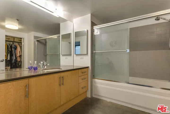 330 W 11th Street C03, Los Angeles, California 90015